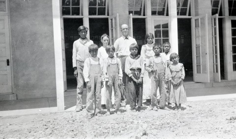 The Lindermans and Maricopa Day School Students