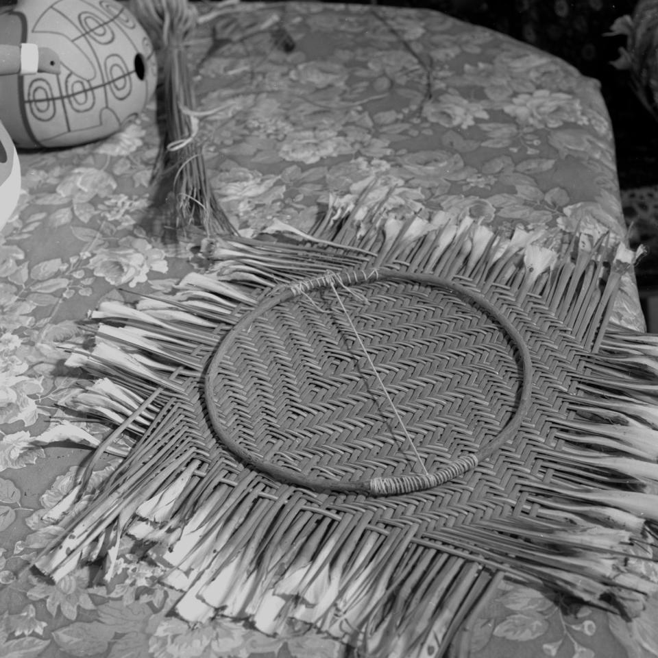 A plaited, green mooho (yucca) mat for a sifter basket