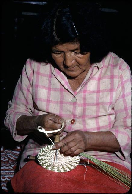 Artist Juanita Ahil uses an awl to create a coil using green beargrass and white yucca_image #8.jpg